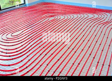 Wasser Fussbodenheizung Rohre auf dem silber-reflektierende Folie im Wohnungsbau. Stockfoto