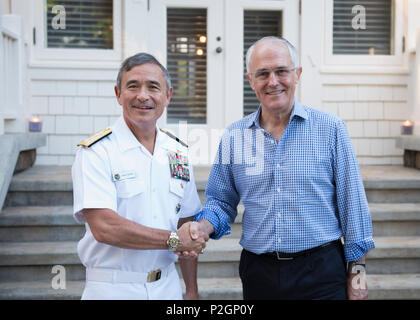 160923-N-DX 698-130 JOINT BASE Pearl Harbor - HICKAM (Sept. 23, 2016) Oberbefehlshaber der US Pacific Command, Adm. Harry B. Harris, bewirtete ein abendempfang Premierminister von Australien, Malcolm Turnbull begrüßen zu dürfen. Turnbull gestoppt in Hawaii als Teil seiner Rückreise von den Vereinten Nationen und in Washington D.C. strategische Prioritäten und Herausforderungen in der Indo-Asia zu diskutieren - Pazifik Region. (U.S. Marine Foto von Mass Communication Specialist 1. Klasse Jay M. Chu) Stockfoto