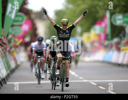 Mitchelton Scott's Sarah Roy feiert gewinnen, als sie die Ziellinie überquert bei Stufe drei der Tour die OVO Energie Frauen von Atherstone in Royal Leamington Spa. Stockfoto