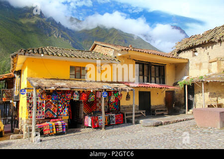 Straßenmarkt in Ollantaytambo in Peru. Ollantaytambo war das Königsgut Kaiser Pachacuti, die die Region erobert. Stockfoto