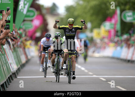 Mitchelton Scott's Sarah Roy feiert gewinnen, als sie die Ziellinie überquert bei Stufe drei der Tour die OVO Energie Frauen von Atherstone in Royal Leamington Spa. Stockfoto