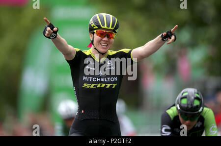 Mitchelton Scott's Sarah Roy feiert gewinnen, als sie die Ziellinie überquert bei Stufe drei der Tour die OVO Energie Frauen von Atherstone in Royal Leamington Spa. Stockfoto