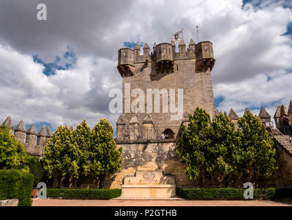 Almodovar del Rio, Cordoba, Spanien - Juni 9, 2018: Schloss von Almodovar del Rio, Es ist eine Stärke der muslimischen Ursprungs, es war eine römische Festung und den aktuellen Stockfoto