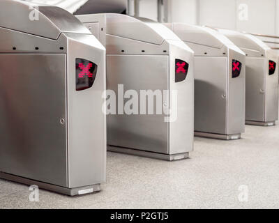 Roten Kreuzes auf elektronisches Ticket Gate im Bahnhof Stockfoto