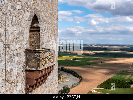 Almodovar del Rio, Cordoba, Spanien - Juni 9, 2018: Detail der Balkon in einem der Türme des Schlosses, die Landschaft des Flusses Guadalquivir, das es für Stockfoto