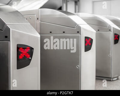Roten Kreuzes auf elektronisches Ticket Gate im Bahnhof Stockfoto