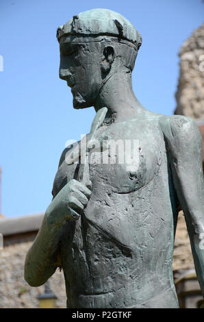 Statue von St. Edmund von Bildhauer Elizabeth Frink, auf dem Gelände des Bury St Edmunds Kathedrale Stockfoto