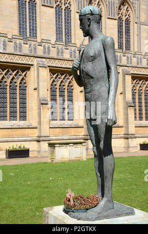 Statue von St. Edmund von Bildhauer Elizabeth Frink, auf dem Gelände des Bury St Edmunds Kathedrale Stockfoto