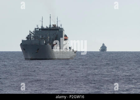 160918-N-JS 726-109 philippinischen Meer (bis 30. 18, 2016) Das Militär Sealift Command Dry Cargo und Munition ship USNS Charles Drew (T-AKE 10) und die amphibious Transport dock Schiff USS Green Bay (LPD 20) (hinten) bereiten Sie sich für eine Übung Valiant Shield 2016 (VS 16) Rakete ausüben. VS16 ist ein Biennale, USA - nur, Field Training mit Fokus auf die Integration der gemeinsamen Ausbildung reale Kenntnisse bei der Aufrechterhaltung der gemeinsamen Kräfte durch Erfassung, Ortung, Verfolgung zu ermöglichen, und sich Einheiten auf See, in der Luft, an Land und im Cyberspace. (U.S. Marine Foto von Mass Communication Specialist 1 C Stockfoto