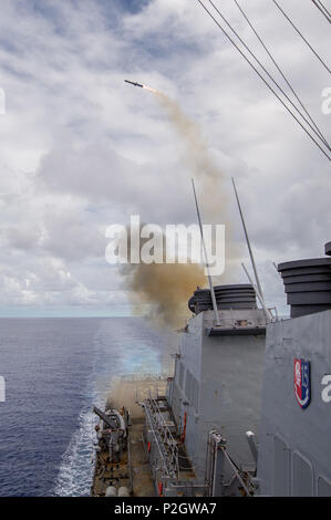 160918-N-UF 697-079 philippinischen Meer (bis 30. 18, 2016) Der Einsatz der Arleigh-Burke-Klasse geführte Anti-raketen-Zerstörer USS Barry (DDG52) Startet eine vertikale Start Anti-U-Rakete (VLA) Rakete von der AFT-Tr¨ gerraketen im Jahr Valiant Shield 2016. Valiant Shield ist eine Biennale, nur in den USA, Feld - Training mit Fokus auf die Integration der gemeinsamen Ausbildung der US-Streitkräfte. Dies ist die sechste Übung in der Valiant Shield-Serie, die 2006 begann. Barry ist auf Patrouille mit Carrier Strike Group (CSG 5) im philippinischen Meer Unterstützung der Sicherheit und Stabilität in der Indo-Asia - Pazifik Regio Stockfoto