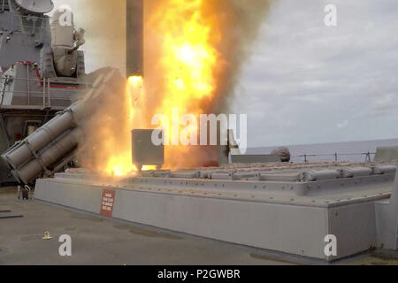 160918-N-UF 697-154 philippinischen Meer (bis 30. 18, 2016) Der Einsatz der Arleigh-Burke-Klasse geführte Anti-raketen-Zerstörer USS Barry (DDG52) Startet eine vertikale Start Anti-U-Rakete (VLA) Rakete von der AFT-Tr¨ gerraketen im Jahr Valiant Shield 2016. Valiant Shield ist eine Biennale, nur in den USA, Feld - Training mit Fokus auf die Integration der gemeinsamen Ausbildung der US-Streitkräfte. Dies ist die sechste Übung in der Valiant Shield-Serie, die 2006 begann. Barry ist auf Patrouille mit Carrier Strike Group (CSG 5) im philippinischen Meer Unterstützung der Sicherheit und Stabilität in der Indo-Asia - Pazifik Regio Stockfoto