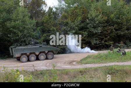 Soldaten aus der kroatischen Streitkräfte mobile Infanterie, Rechts, Zurück Brand die Durchführung von Übungen in Kontakt zu reagieren, Sept. 20, 2016, während der Höhepunkt Schulungsveranstaltung im Rahmen der Übung sofortige Reaktion 16, an der Eugen Kvaternik Training Strecke in Slunj, Kroatien. Sofortige Reaktion 16 nutzt computergestützte Simulationen und Übungen aus beiden Ländern, Kroatien und Slowenien. Es wurde entwickelt, um die regionale Stabilität zu stärken, stärken Verbündete und Partner nation Kapazität und Interoperabilität zwischen den Partnerstaaten zu verbessern. (U.S. Armee Foto: Staff Sgt. Opal Vaughn) Stockfoto