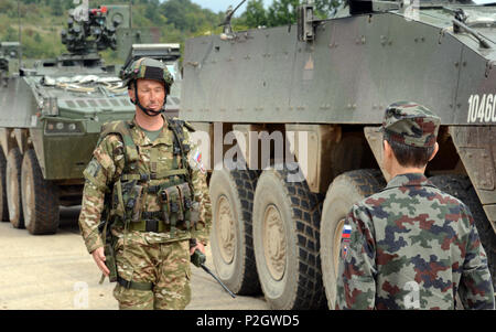 Die slowenischen Streitkräfte Brig. Gen. Franica Ermenc, Recht, stellvertretender Generalstabschef, Leiter der Joint Operations Division, ist von einem Soldaten von der slowenischen Streitkräfte 74. motorisierten Bataillon, Sept. 20, 2016 begrüßt, die nach Abschluss des Höhepunkt Schulungsveranstaltung im Rahmen der Übung sofortige Reaktion 16, an der Eugen Kvaternik Training Strecke in Slunj, Kroatien. Sofortige Reaktion 16 nutzt computergestützte Simulationen und Übungen aus beiden Ländern, Kroatien und Slowenien. Es wurde entwickelt, um die regionale Stabilität zu stärken, stärken Verbündete und Partner na Stockfoto