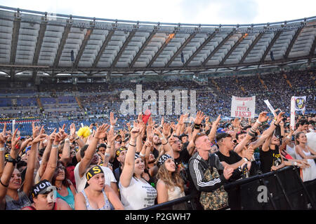 Vasco Rossi Fans während der 'Vasco Non Stop Live 2018" im Olympiastadion in Rom, Italien. Stockfoto