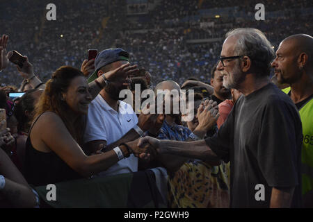 Rom, Italien, 12. Juni 2018. Italienische Sänger und Liedermacher Francesco De Gregori grüßt Ventilator während der 'Vasco Non Stop Live 2018" im Olympiastadion. Stockfoto