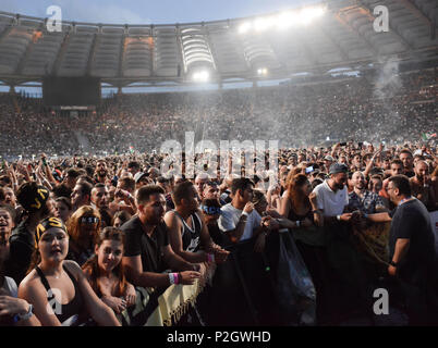 Vasco Rossi Fans während der 'Vasco Non Stop Live 2018" im Olympiastadion in Rom, Italien. Stockfoto