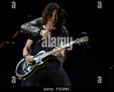 Italienische Sänger und Songwriter Vasco Rossi live auf der Bühne mit seinem Gitarrist Stef Burns während seiner Tour' Vasco Non Stop Live 2018". Stockfoto