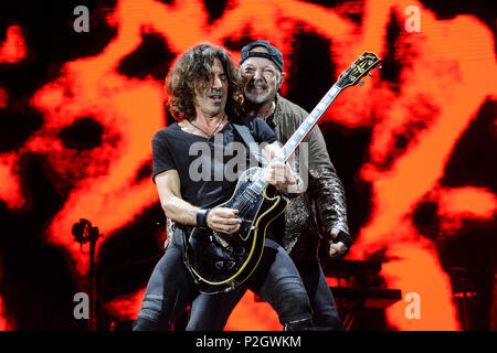 Italienische Sänger und Songwriter Vasco Rossi live auf der Bühne mit seinem Gitarrist Stef Burns während seiner Tour' Vasco Non Stop Live 2018". Stockfoto