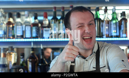 Barkeeper stehen an der Theke lächelnd seinen Daumen oben Stockfoto