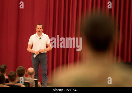 Us-Armee Staatssekretär Eric auffächern, während ein Town Hall Meeting 19. September mit Soldaten im Camp Arifjan, Kuwait zu inszenieren. Die oberen Armee zivile sprach mit einem gefüllten Auditorium von mehr als 200 Soldaten aus vorwiegend US-Army Central über den aktuellen Zustand der Armee in ihrer einzigartigen Zeit der knapper werdenden Haushaltsmittel und mehrere Missionen im gesamten Nahen Osten. (U.S. Armee Foto von Sgt. Brandon Hubbard) Stockfoto