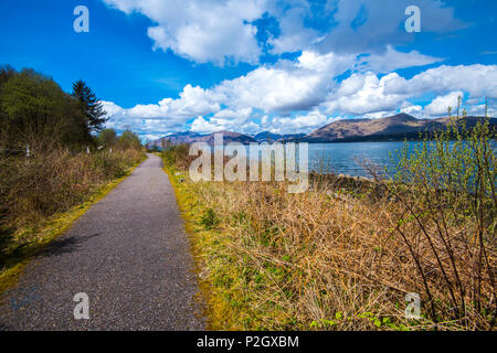 Ein Abschnitt der Oban nach Fort William National Cycle Network Weg 78, nördlich von Port Appin in den Highlands von Schottland. Es läuft neben den Loch Linnhe Stockfoto