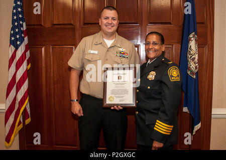 160915-N-GM 597-008 Portsmouth, Virginia (Sept. 15, 2016) Chief Tonya D. Chapman, Leiter der Polizei für die Polizei von Portsmouth, stellt einen Dienst zur Durchsetzung von Rechtsvorschriften Zertifikat Hospital Corpsman 2. Klasse (FMF/SW/EXW/CAC) Patrick Kies. Kies wurde für die Unterstützung der Opfer eines Autounfalls in Portsmouth im Dezember 2015 anerkannt. (U.S. Marine Foto von Rebecca A. Perron/freigegeben) Stockfoto