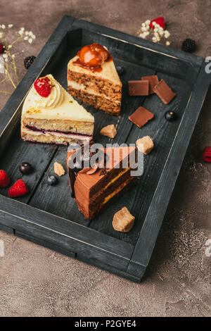 Nahaufnahme der leckere Kuchen auf Holz Fach Stockfoto