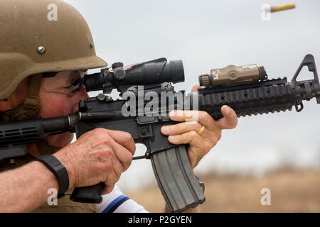 Pensionierte Generalmajor James Myatt, jetzt der Präsident und CEO der Marines Memorial Association, Brände eine M4A1 Carbine bei einem Shooting drill an Bord Marine Corps Base Camp Pendleton, Calif., Sept. 19, 2016. Im Jahre 1946 begann, die MMA ehrt die Opfer, die Mitglieder der Streitkräfte. (U.S. Marine Corps Foto von Lance Cpl. Bradley J. Morrow) Stockfoto