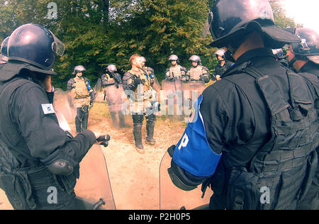 NOVO MESTO, Slowenien - Slowenisch Militärpolizei Staff Sgt. Janez Oblak, führt Soldaten von der 220th Military Police Company, 193 Militärpolizei Bataillon, Colorado National Guard, Albanisch und Slowenischen Militärpolizei in integrierte Ausbildung. Die multinationale Soldaten durchgeführt Kontrolle der Massen- und Flüchtlingspolitik management Taktik Training während der Übung sofortige Reaktion 16. (Foto von Sgt. 1. Klasse Crista Maria Mack, US-Army Europe) (Photo Credit: Sgt. 1. Klasse Crista Maria Mack, U.S. Army Europe Public Affairs) Stockfoto