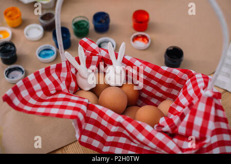 Ostereier mit Kaninchen Zahlen im Korb Stockfoto