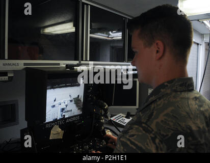 Senior Airman Donal Mesa, 2. Bauingenieur Squadron die Beseitigung von Explosivstoffen Flug Teammitglied, steuert einen Roboter zu einem simulierten Improvised Explosive Device während einer Übung in Barksdale Air Force Base, La., Sept. 6, 2016 identifizieren. Der Roboter ist aus der Ferne von einem Teammitglied gesteuert und hat eine Kamera montiert, damit der Fahrer sehen kann, wo es zu gehen, wenn es nicht aus den Augen. (U.S. Air Force Foto/Airman 1st Class Stuart Hell) Stockfoto