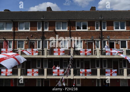 England Flaggen sind oben auf dem Kirby Immobilien in Bermondsey, London, wo die Bewohner ihre Unterstützung für England während der Weltmeisterschaft in Russland zeigen. Stockfoto