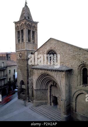 IGLESIA PARROQUIAL DE SANTA MARIA - SIGLO XIII - FACHADA ROMANICA - TORRE CAMPANARIO GOTICA CONSTRUIDA EN EL SIGLO XIV. Ort: Marienkirche, AGRAMUNT, MALLORCA, SPANIEN. Stockfoto