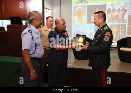 Sri Lanka Commodore H.N. Abeysinghe, Links, und Commodore Ui Serasinghe ein Geschenk an die mongolischen Streitkräfte Brig. Gen. D. Ganzorig während der abschlusszeremonie von Non-Lethal Executive Seminar (NOLES) 2016 in Ulaanbaatar, Mongolei, Sept. 23, 2016. Sowohl in den Vereinigten Staaten und in der Mongolei haben ein Interesse an der Stärkung der Partnerschaft mit anderen pazifischen Nationen, die den Grundstein für die Sicherheit und Stabilität in der Region bieten wird. (U.S. Marine Corps Foto von Cpl. Jonathan E. LopezCruet) Stockfoto