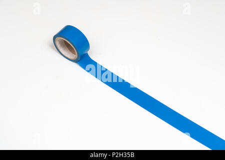 Eine Rolle blau Isolierband auf eine weiße Fläche Stockfoto