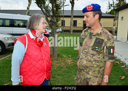 Frau Maria Giulia Bibione Albani, Souveränen Malteserordens (links), im Gespräch mit Oberst Umberto D'Andria, Italienische Base Commander Caserma Ederle von Vicenza, während des Besuchs in der Caserma Ederle, 22 Sept. 2016, Vicenza, Italien. Des Souveränen Malteserordens (SMOM) oder Bestellung von Malta, ist eine römisch-katholische traditionell von militärischen, Ritterlichen und edlen Natur für die Verteidigung des katholischen Glaubens und der Unterstützung der Armen. (U.S. Armee Foto von visuellen Informationen Spezialist Paolo Bovo/Freigegeben) Stockfoto