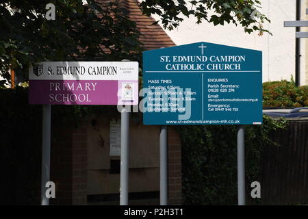 St Edmund Campion katholische Grundschule in Maidenhead, Berkshire, die dem Vernehmen nach hat eine Liste für Eltern zu helfen Lieferungen einschließlich Kugelschreiber, Bleistifte und Toilettenpapier kaufen. Stockfoto