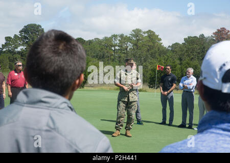 Oberst Jeffrey Fultz, Stabschef, spricht über Golf Umwelt Organisation Zertifizierung Sept. 23, 2016, auf Parris Island, S.C. Die Legenden Golfkurs auf Parris Island Zertifizierung der Golf der Umwelt Organisation erworben hat, werden die erste militärische Golfplatz so weltweit tun. Zertifizierte Einrichtungen sind für ihr Engagement für den Schutz der Natur erkannt, wird die effiziente Nutzung der Ressourcen und die positive Gemeinschaft Wert. Die Legenden Golfkurs auf Parris Island ist auch Teil einer größeren Nachhaltigkeit im Golf Initiative im Hilton Head Island, 14 andere Lokale gehen Stockfoto