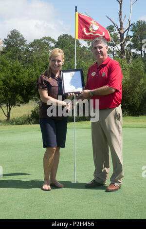 Teresa B. Wade, Golf Umwelt Organisation Verifier, präsentiert eine Zertifizierung zu Andy Hinson, PGA Head Professional, Sept. 23, 2016, auf Parris Island, S.C. Die Legenden Golfkurs auf Parris Island Zertifizierung der Golf der Umwelt Organisation erworben hat, werden die erste militärische Golfplatz so weltweit tun. Zertifizierte Einrichtungen sind für ihr Engagement für den Schutz der Natur erkannt, wird die effiziente Nutzung der Ressourcen und die positive Gemeinschaft Wert. Die Legenden Golfkurs auf Parris Island ist auch Teil einer größeren Nachhaltigkeit im Golf Initiative im Hilton Head Island ein Stockfoto