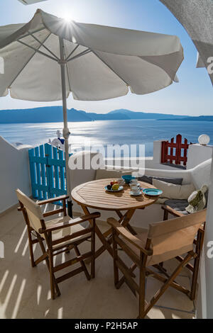 Frühstück im Paradies - Auf einer Terrasse in Santorini, Griechenland Stockfoto