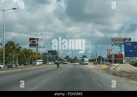 Der Verkehr auf der Hauptstraße Carretera Tulum-Cancun, Mexiko Stockfoto