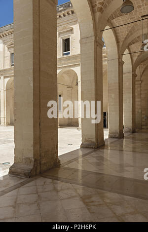 Italien Apulien Lecce ex Kloster der Teatini Kreuzgang 2. Stockfoto