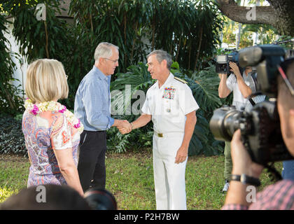 160923-N-DX 698-106 JOINT BASE Pearl Harbor - HICKAM (Sept. 23, 2016) Oberbefehlshaber der US Pacific Command, Adm. Harry B. Harris, bewirtete ein abendempfang Premierminister von Australien, Malcolm Turnbull begrüßen zu dürfen. Turnbull gestoppt in Hawaii als Teil seiner Rückreise von den Vereinten Nationen und in Washington D.C. strategische Prioritäten und Herausforderungen in der Indo-Asia zu diskutieren - Pazifik Region. (U.S. Marine Foto von Mass Communication Specialist 1. Klasse Jay M. Chu) Stockfoto