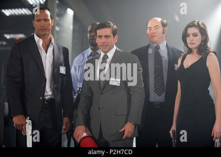 Original Film Titel: GET SMART. Englischer Titel: GET SMART. Regisseur: Peter Segal. Jahr: 2008. Stars: Anne Hathaway; THE ROCK; TERRY CREWS; STEVE CARELL; David Koechner. Credit: MAD CHANCE/MOSAIC MEDIA GROUP/ROAD REBEL/VILLAGE ROADSHOW S./Bennett, Tracy/Album Stockfoto