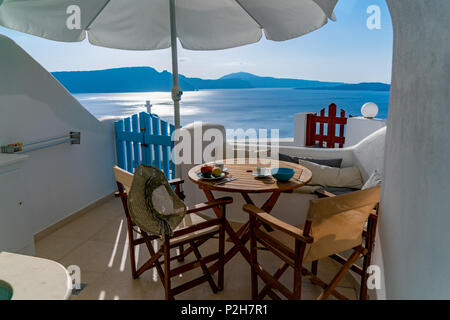 Frühstück im Paradies - Auf einer Terrasse in Santorini, Griechenland Stockfoto