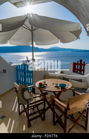 Frühstück im Paradies - Auf einer Terrasse in Santorini, Griechenland Stockfoto