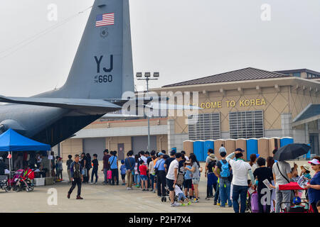 Air Power Tag 2016 Teilnehmer warten in der Linie der Fracht zu geben - eine C-130 Hercules am Osan Flughafen, der Republik Korea, Sept. 25, 2016. Die C-130 war einer von vielen statischen wird während der Air Show, die von Cargo Flugzeugen wie der Hercules reichten Hubschrauber wie der AH-64 Apache in Angriff zu nehmen. (U.S. Air Force Foto von älteren Flieger Victor J. Caputo) Stockfoto