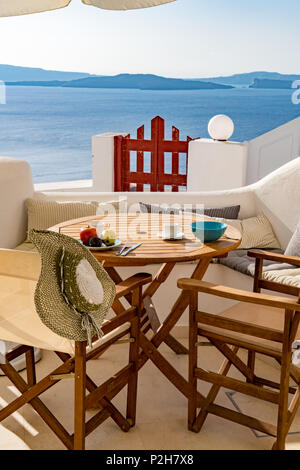 Frühstück im Paradies - Auf einer Terrasse in Santorini, Griechenland Stockfoto