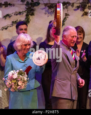 Der Prinz von Wales und die Herzogin von Cornwall mit Drums, nachdem Sie einen Leistung während ihres Besuchs in der Siamse Reifen National Folk Theater von Irland in Co Kerry als Teil ihrer Tour durch die Republik Irland vorgestellt. Stockfoto