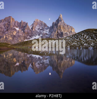 Cima Bureloni 3130m, Cima della Vezzana 3192 m, Cimon della Pala 3184 m, während der mondaufgang mit Reflexion in einem Bergsee, Laghe Stockfoto